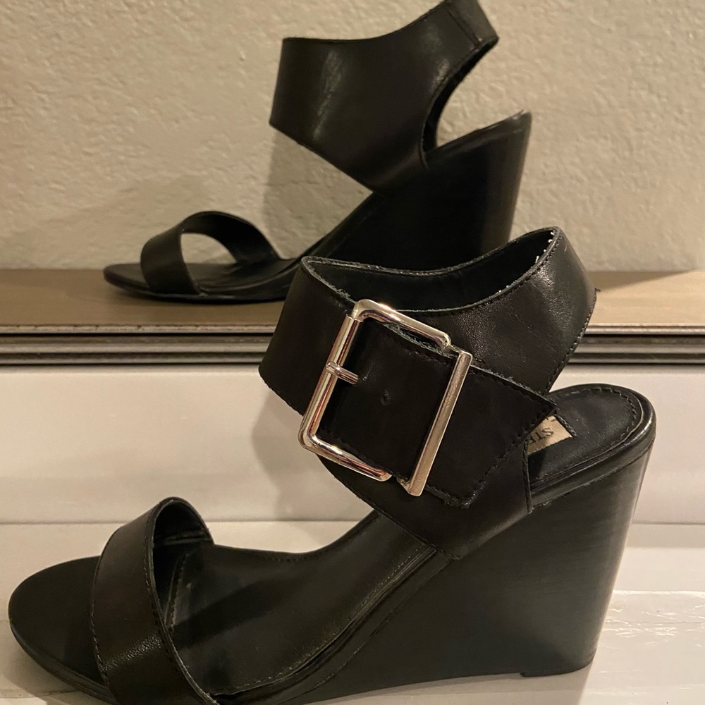 Steve Madden large buckle Winston heels size 7.5
